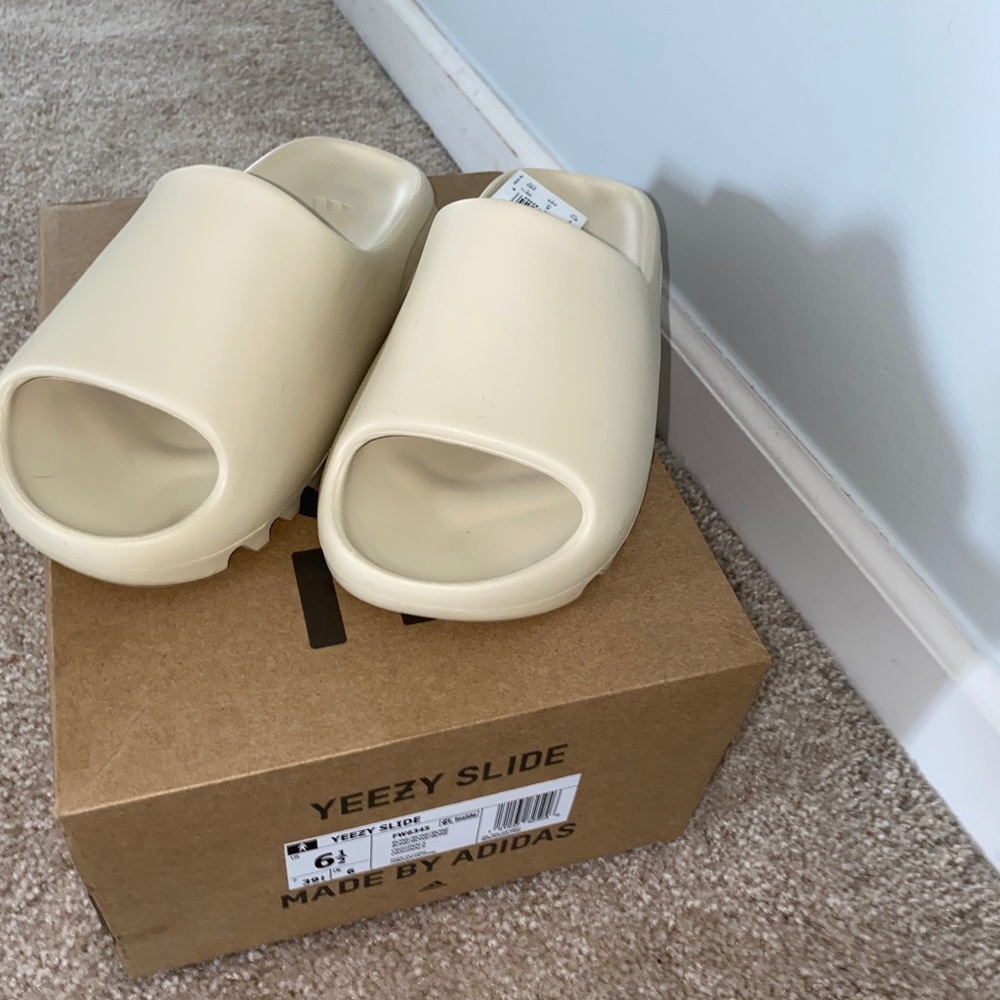 YEEZY Slides “Bone” - Picture 1 of 4